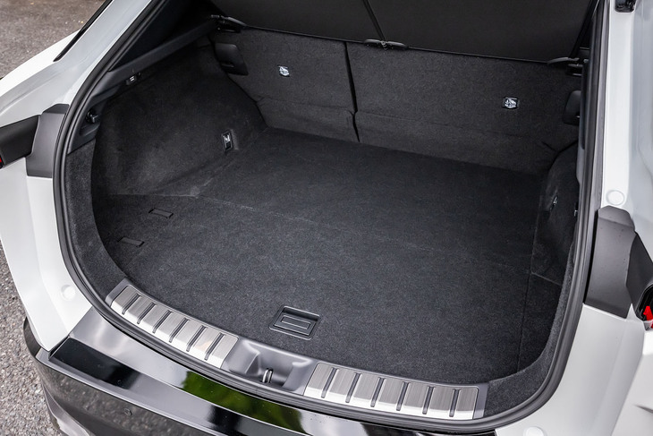 荷室の容量は522リッター。奥行き978mm、最大開口幅1503mmという数値は「RZ450e」と変わらない。床下には小物の整理・収納に便利なサブトランクも設置されている。