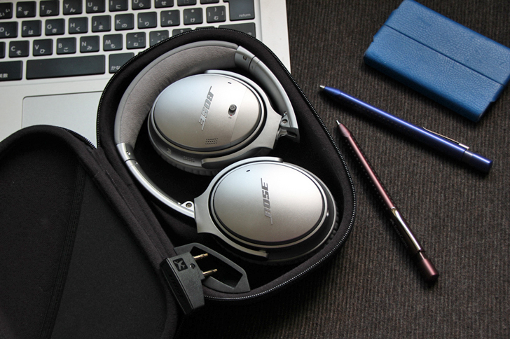 ボーズの「QuietComfort 35」をキャリングケースにおさめたところ。大きさは弁当箱をイメージするとよい。ミニマリストは少々当惑するかもしれないが、そのパフォーマンスは、長距離フライトに持参するだけの価値が十分ある。