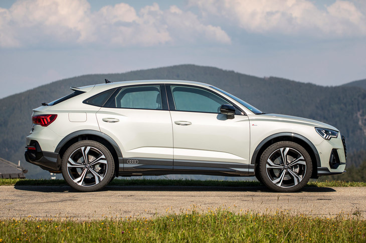 2019年7月にドイツで発表された「Q3スポーツバック」。車格的にはCセグメントに属する、ファストバックスタイルのSUVである。