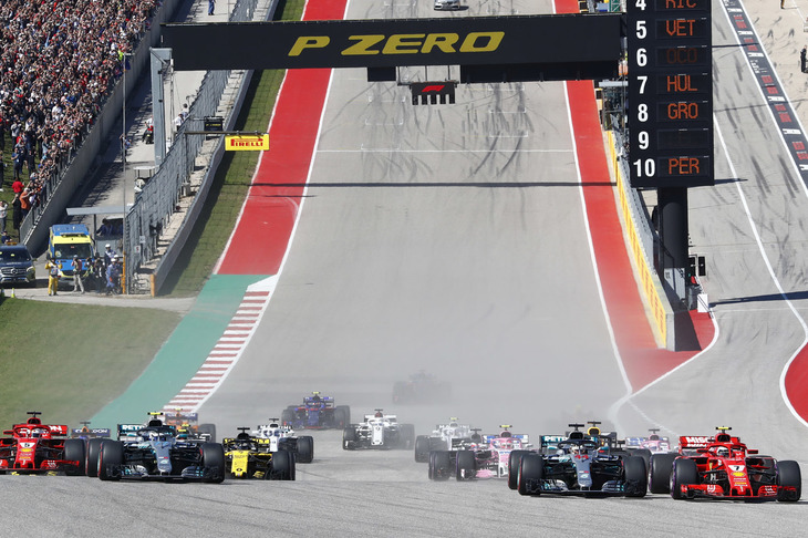 2番グリッドからスタートでトップを奪ったライコネン（写真先頭右）。ポールシッターのハミルトン（同左）は2位に落ちた。（Photo=Mercedes）