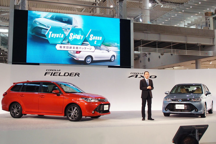 2015年にマイナーチェンジした「カローラアクシオ」と「カローラフィールダー」にトヨタ初となる「Toyota Safety Sense C」が搭載された。