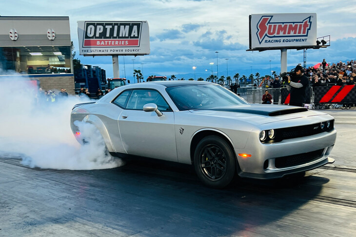 新型「チャージャー」の2ドアクーペは、間違いなく「チャレンジャー」の後継モデル。日本でも並行輸入で大人気のチャレンジャーは、新型の設定もなく、恐らくこのままフェードアウトするものと思われる……。