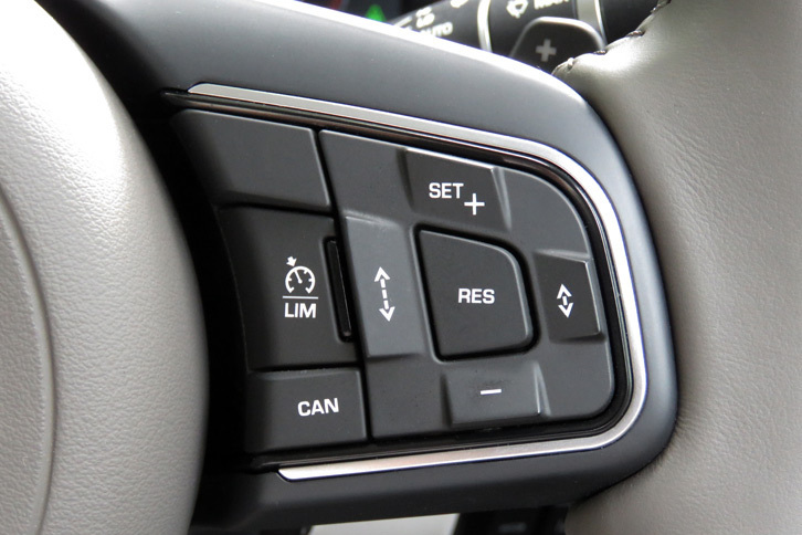 ステアリングホイールに備わるクルーズコントロールの操作スイッチ。増速、減速、前走車との車間の調整など、どのボタンがどの機能をつかさどっているのかがひと目で分かります。