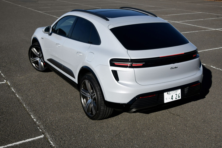 同じBEVの「タイカン」はもちろんのこと、「911」や「カイエン」にも通じる立体的な水平基調のリアコンビランプを採用。ボディーサイズは全長×全幅×全高＝4785×1940×1620mm、ホイールベースは2893mmと発表されている。