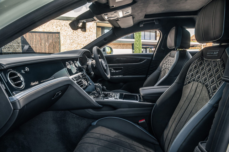 「エディション12」のバッジやトレッドプレート、シート刺しゅう、コントラストステッチなど特別なアイテムが採用される。