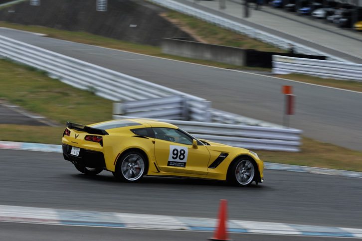 ショートサーキットにて、最終コーナーにアプローチする「Z06」。