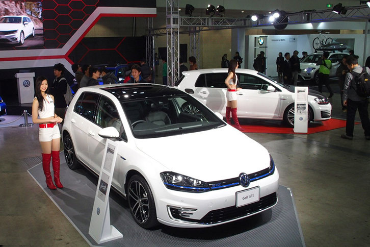 フォルクスワーゲンブースの様子。展示車両は各モデルの「GTI」と「R」、そしてPHEVの「GTE」といったスポーツグレードで統一されていた。