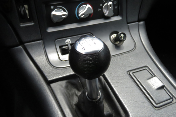 誰を乗せても「……何かヘン」と言われる「バイパー」のシフト＆クラッチだが、さすがはモータージャーナリスト。山田氏はものの5分もすると「～♪」とスムーズに操作するようになっていた。