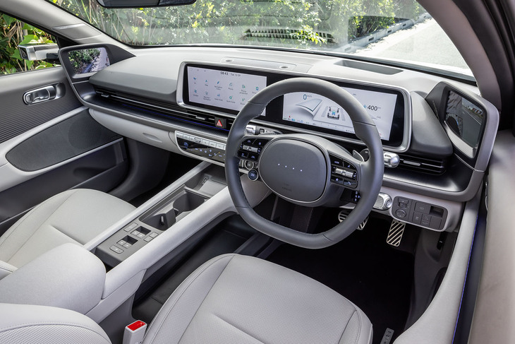 12.3インチサイズのディスプレイを横に2枚つなぎ合わせたインストゥルメントパネルが目を引く「アイオニック6」のインテリア。リサイクルされたペットボトルや漁網、植物由来の抽出物を使用したエコ加工レザー、バイオペイントなどの素材が広範囲に使用されている。