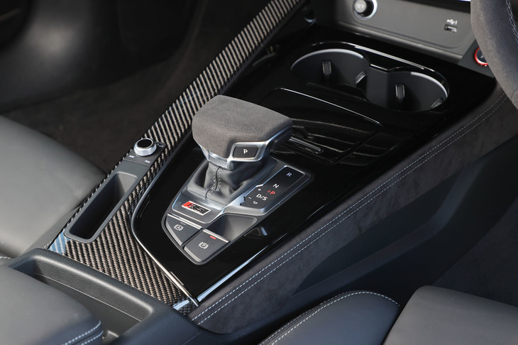 タッチパネルの採用に伴い、センターコンソールからはダイヤル式コントローラーが排された。