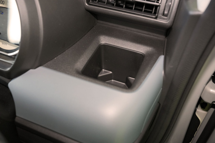 ステアリングホイール右側にある運転席用のカップホルダー。