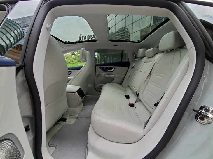 メルセデスAMG EQE53 4MATIC＋（リアシート）