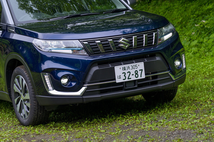 フロントまわりでは、青いアクセントが施された新デザインのヘッドランプが特徴。今回の改良で、ヘッドランプのハイビームとフォグランプがLED化された。