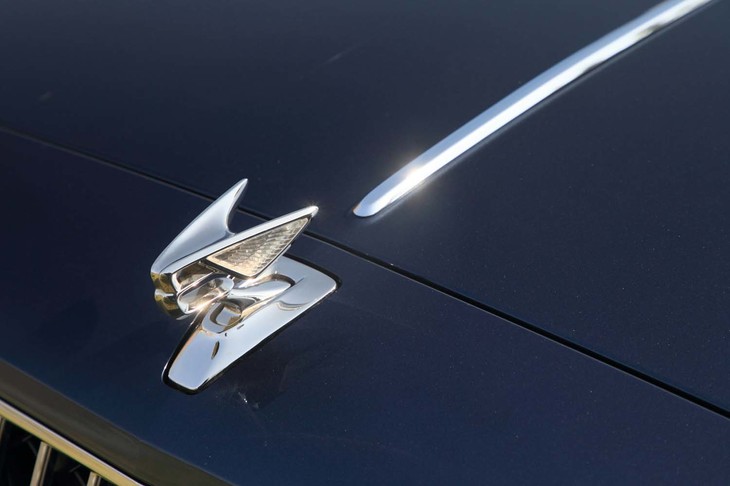 ボディー前端には新デザインの「ウイングドB」マスコットが飾られる。キーレスエントリーによる開錠とともにせり上がり、ウイング部分が点灯する。