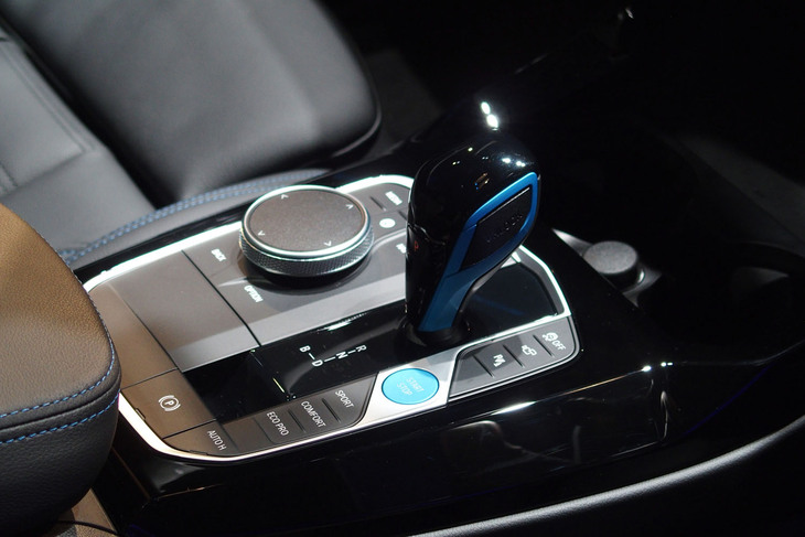 BMW iX3（シフトレバー）