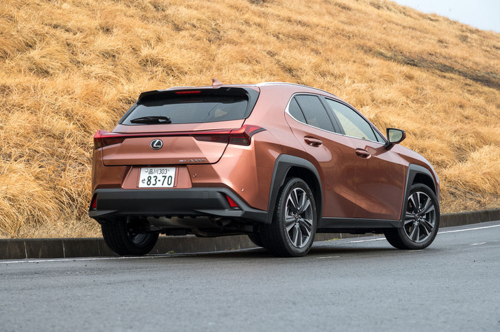 ルーフの接着剤の変更やホイールハウスなどへの制振材の追加によって静粛性も強化している。