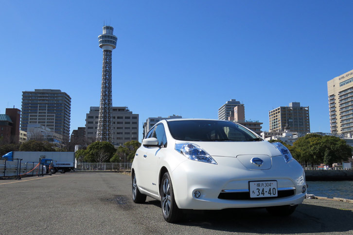 横浜・山下公園近くの港にて。後ろに見えるのは横浜マリンタワー。