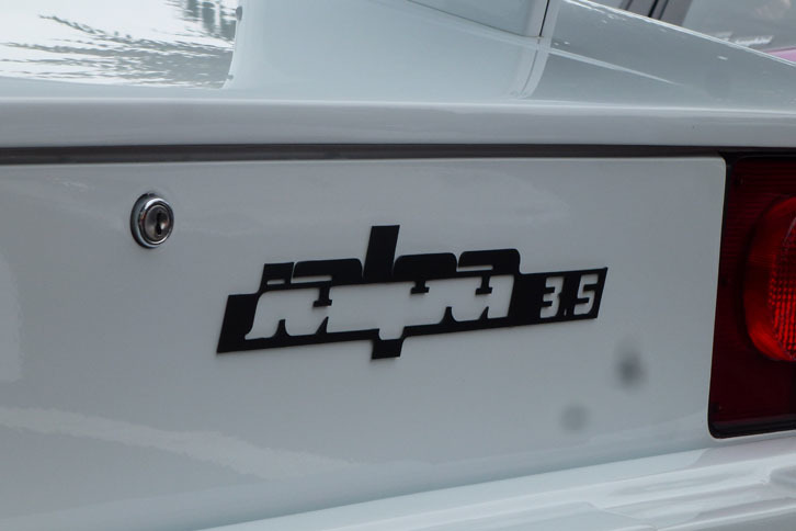 「ジャルパP350」のリアビュー。