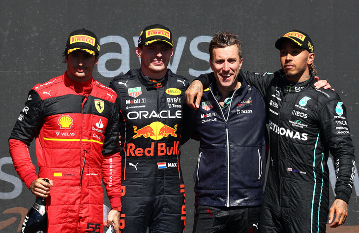F1第9戦カナダGPを制したレッドブルのマックス・フェルスタッペン（写真左から2番目）、2位に入ったフェラーリのカルロス・サインツJr.（同左端）、3位でレースを終えたメルセデスのルイス・ハミルトン（同右端）。（Photo=Getty Images / Red Bull Content Pool）