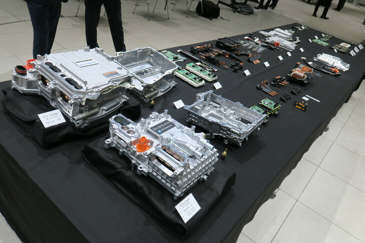 第1世代（上）と第2世代（下）の「ノートe-POWER」に搭載されるインバーター。その大きさは、前者が13.9リッターなのに対し、後者は8.4リッターとなっている。