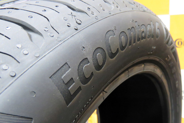 「エココンタクト6」のサイドウオールに書かれた商品名。これまでの商品は「コンチエココンタクト○」（○には数字が当てはまる）という名称だったが、今回の新製品では、冒頭の「コンチ」の文字が消えた。