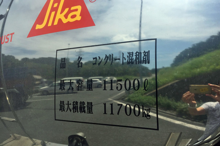 クマはさらに大きなトラックを運転している！