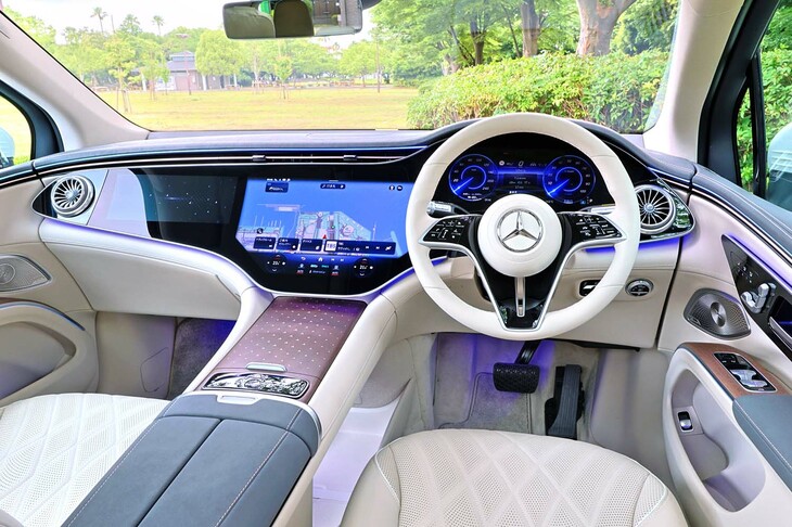 インテリアについては、ドアトリムとインストゥルメントパネル、センターコンソールを流れるようにつないだ、優雅な意匠が特徴。オプションで、液晶メーターを含む3枚のディスプレイからなる「MBUXハイパースクリーン」が用意される。