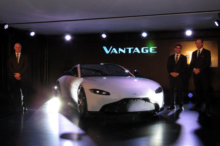 新型「ヴァンテージ」を囲み、皆で記念撮影。