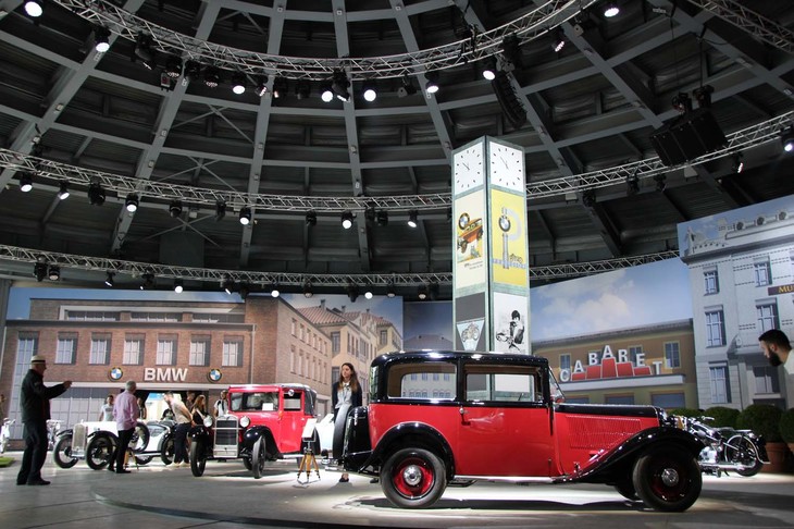 BMWブランド誕生90周年展示より。手前は先に紹介した「303サルーン」。