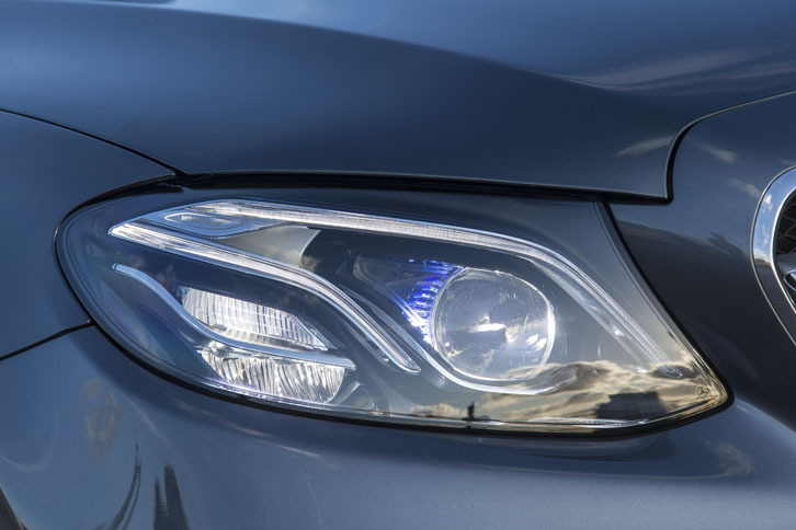 新型には、対向車や歩行者などに対して個別配光するマルチビームLEDヘッドライトが採用された。その独特な“目つき”は、「Sクラス」や「Cクラス」との有力な識別点になりそうだ。