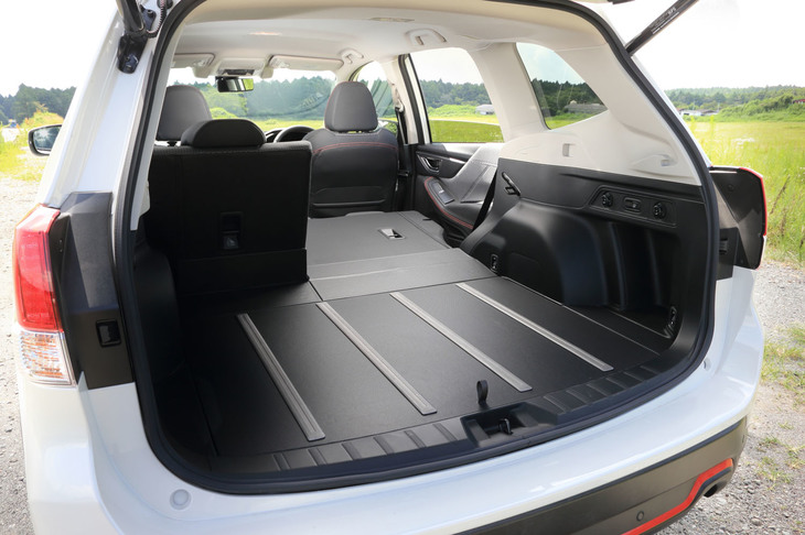 2.5リッターエンジン搭載モデルの荷室の容量は520リッター。従来型と比べて15リッター増えたほか、荷室の開口幅は134mmアップの1300mmとなっている。