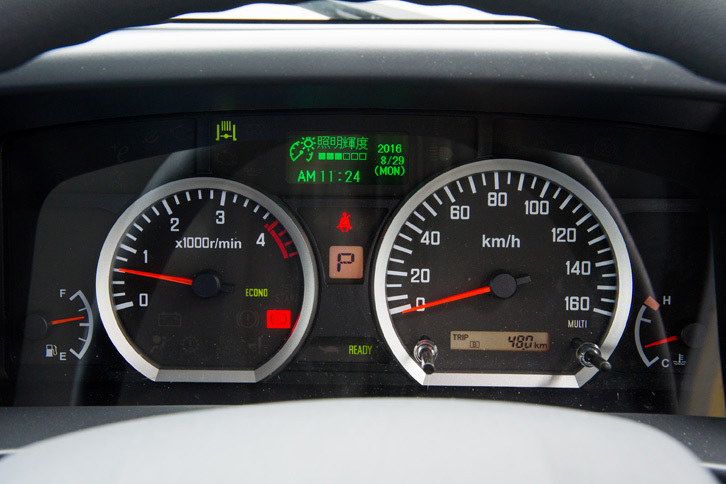 ハイブリッドシステムを搭載した「ワイドキャブ ロングボディー ドライバン」のメーターパネル。上部にハイブリッド車専用のマルチインフォメーションディスプレイが備わっている。