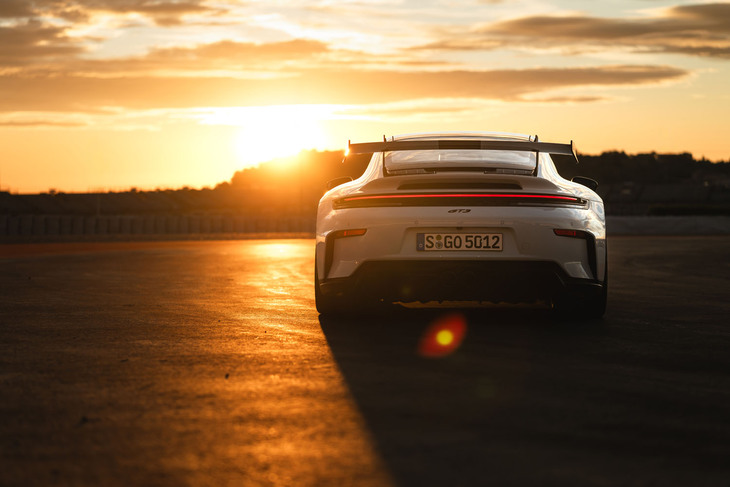 日本でもすでに注文受け付けがスタート。「GT3」「GT3ツーリングパッケージ」とも2814万円の同価格（MT、ATも同価格）だが、992世代の「GT3」導入時よりも600万円ほど値上がりしている。