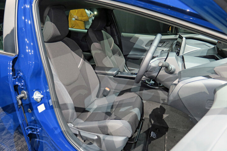 トヨタ・プリウス2.0L HEVプロトタイプ（フロントシート）