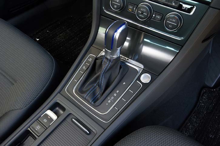 トランスミッションは1段固定式。シフトレバーを「D」レンジから左に倒すと、「D1」「D2」「D3」と、順に回生ブレーキが強くなるよう制御が変わる。