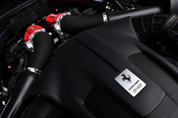 【フェラーリ・ローマ】
	ボディーサイズ：全長×全幅×全高＝4656×1974×1301mm／ホイールベース：2670mm／車重：1570kg（空車重量）、1472kg（乾燥重量）／駆動方式：FR／エンジン：3.9リッターV8 DOHC 32バルブ ターボ／トランスミッション：8段AT／最高出力：620PS（456kW）/5750-7500rpm／最大トルク：760N・m（77.5kgf・m）/3000-5750rpm／タイヤ：（前）245/35ZR20 95Y／（後）285/35ZR20 104Y（ミシュラン・パイロットスポーツ4 S）／燃費：11.2リッター/100km（約8.9km/リッター、WLTP複合モード）／価格：2682万円
	
	【取材時の燃費データ】
	テスト距離：244.7km（市街地2：高速道路6：山岳路2）／使用燃料：34.3リッター（ハイオクガソリン）／参考燃費：7.1km/リッター（満タン法）