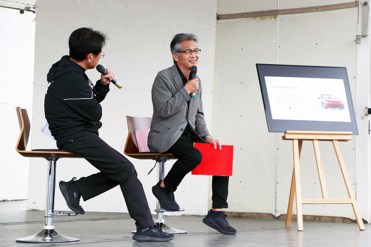 メインステージで行われた「マツダトークショー」では、マツダOBであり、4代目「ロードスター」の主査でもあった山本修弘さんが、初代ロードスターのカタログに添えられた「誰もが幸せになる」というメッセージの意味やイラストが使われた理由なども交えつつ、ロードスターの魅力について語った。