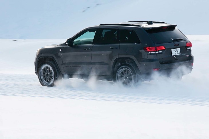 雪道を駆け抜ける「グランドチェロキー トレイルホーク」。4WDシステム「クォドラトラックII」にリアの電子制御式LSDを組み合わせることにより、滑りやすい路面でも安定した走りを実現する。