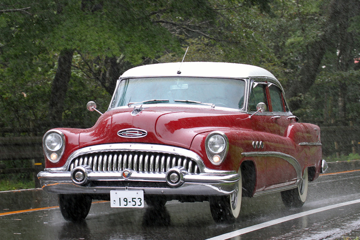 レストアされ、新車のように美しい1953年「ビュイック・スーパー」。キャデラックに次ぐGMの高級ブランドであるビュイックの、テールフィンが生える前のモデル。