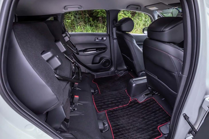 チップアップ可能な後席をはじめ、「ホンダ・フィット」ならではの優れた利便性はそのまま。レッドの差し色が目を引くフロアマットは「フィットe：HEVモデューロX」の専用アイテム。