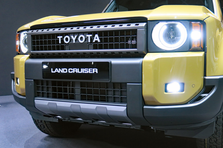 渕野「丸目もイイんですけど、どこか取って付けた感じがあるんですよ」　
	ほった「……言われてみると、グリルの細かな造作とドーンとした丸目2灯は、ちょっとズレてる気がしますね。スケールの違う模型の部品を組み合わせちゃったみたいな」