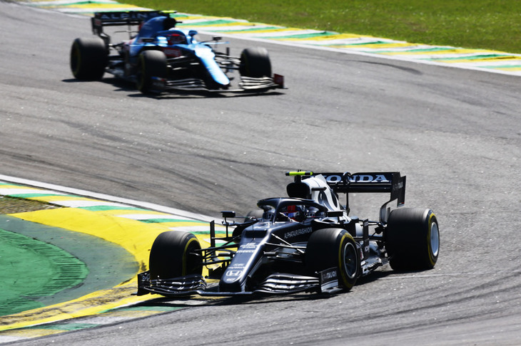 メキシコシティGPでアルピーヌと同点に並んだアルファタウリは、ピエール・ガスリー（写真前）が7位入賞。アルピーヌは、エステバン・オコン（同後ろ）8位、フェルナンド・アロンソ9位となり、ここでもポイント差は開かなかった。ガスリーのチームメイト、角田裕毅は、ランス・ストロールと接触しフロントウイング破損、緊急ピットインを余儀なくされ、またそのペナルティーで10秒が加算され、15番グリッドから15位完走、得点ならず。（Photo=Getty Images / Red Bull Content Pool）