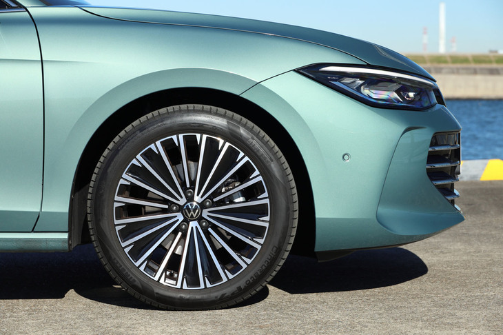 繊細なデザインの18インチホイールは「エレガンス」グレードのもの。新型「パサート」には、17インチと19インチを含む全4種類のホイールが用意される。