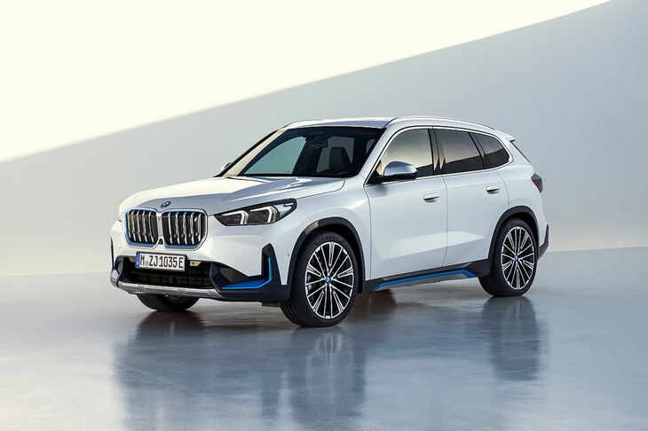 BMW iX1／価格：5万5000ユーロ（約770万円）～／市場投入時期：2022年11月。SUVのX1としては初のEV仕様となる新型車。2基の電動モーターは合計313PSを発生し、容量64.7kWhのバッテリーにより、438kmの走行が可能となる。外観はほとんどX1と変わらない予定だ。