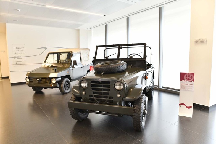 戦後、イタリア軍からジープのようなオフロード製作の要請を受けたフィアットとアルファ・ロメオはそれぞれプロポーザルを提出。最終的に軍に納められたのは戦前からリサーチを行ったフィアットのものであったが、アルファ・ロメオではこの時のプロポーザルをもとに民間用オフロードを製作する。それが1952年にデビューした「1900Mマッタ」だ。荒れた道でも山岳地帯でもどこでも走れることからMatta（クレイジー）とネーミングされた。