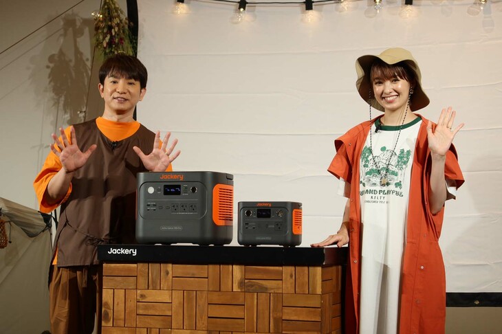 会場では、タレントの濱口 優さん（写真左）と南 明奈さん（同右）も夫婦で登壇。デモンストレーション的なゲームを通して、新製品の長所を紹介した。