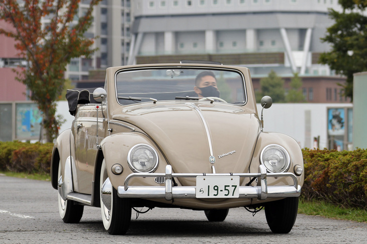 1957年「フォルクスワーゲン・タイプ1カブリオレ」。上品なベージュをまとったオーバルウィンドウ時代のカブリオレ。