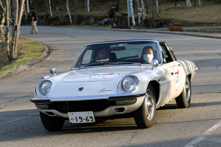 レザートップと呼ばれるビニールレザー張りルーフを持つ1969年「マツダ・コスモスポーツ」。レギュラリティーラリーで3位に入賞した。