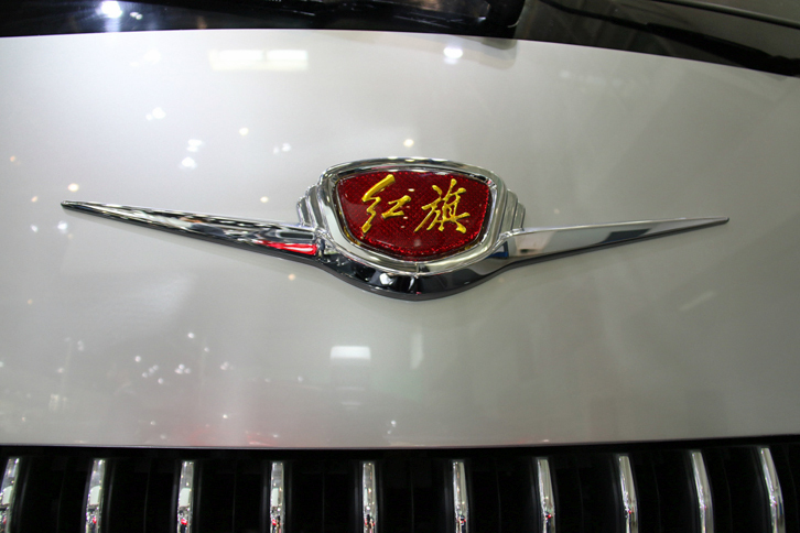 「紅旗L60」の外観はモダンだが、フロントのバッジは、紅旗のアイデンティティーをかたくなに守っているかのよう。
