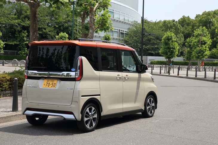 左右のテールランプが離れているようなデザインとすることで、実際よりもボディーがワイドに見えるようにしている。